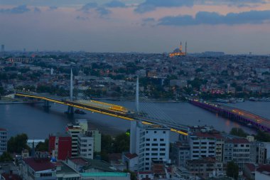 Galata Kulesi'nden Haliç'in panoramik manzarası. Galata Köprüsü ve Haliç Metro Köprüsü. İstanbul, Türkiye.