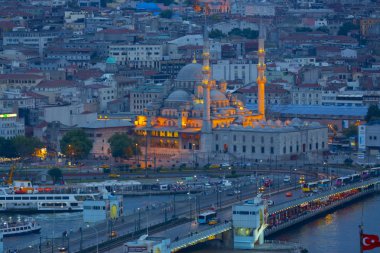 Galata Kulesi'nden Haliç'in panoramik manzarası. Galata Köprüsü ve Haliç Metro Köprüsü. İstanbul, Türkiye.