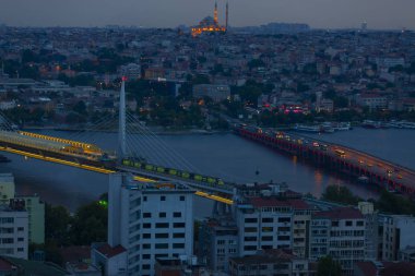 Galata Kulesi'nden Haliç'in panoramik manzarası. Galata Köprüsü ve Haliç Metro Köprüsü. İstanbul, Türkiye.
