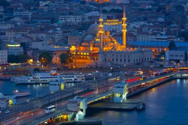 Galata Kulesi'nden Haliç'in panoramik manzarası. Galata Köprüsü ve Haliç Metro Köprüsü. İstanbul, Türkiye.