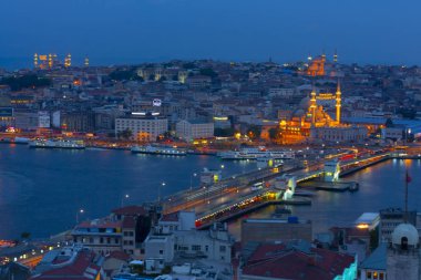 Galata Kulesi'nden Haliç'in panoramik manzarası. Galata Köprüsü ve Haliç Metro Köprüsü. İstanbul, Türkiye.