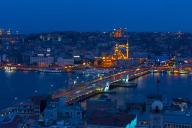 Galata Kulesi'nden Haliç'in panoramik manzarası. Galata Köprüsü ve Haliç Metro Köprüsü. İstanbul, Türkiye.