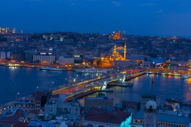 Galata Kulesi'nden Haliç'in panoramik manzarası. Galata Köprüsü ve Haliç Metro Köprüsü. İstanbul, Türkiye.