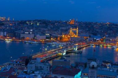 Galata Kulesi'nden Haliç'in panoramik manzarası. Galata Köprüsü ve Haliç Metro Köprüsü. İstanbul, Türkiye.