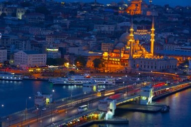 Galata Kulesi'nden Haliç'in panoramik manzarası. Galata Köprüsü ve Haliç Metro Köprüsü. İstanbul, Türkiye.