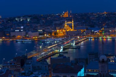 Galata Kulesi'nden Haliç'in panoramik manzarası. Galata Köprüsü ve Haliç Metro Köprüsü. İstanbul, Türkiye.