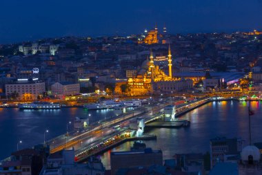 Galata Kulesi'nden Haliç'in panoramik manzarası. Galata Köprüsü ve Haliç Metro Köprüsü. İstanbul, Türkiye.