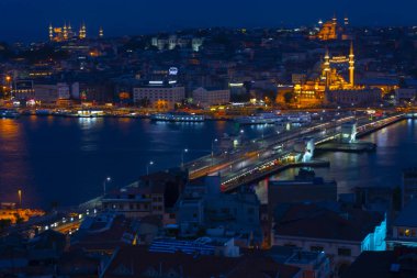 Galata Kulesi'nden Haliç'in panoramik manzarası. Galata Köprüsü ve Haliç Metro Köprüsü. İstanbul, Türkiye.