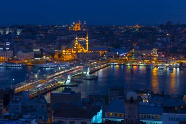 Galata Kulesi'nden Haliç'in panoramik manzarası. Galata Köprüsü ve Haliç Metro Köprüsü. İstanbul, Türkiye.