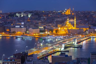 Galata Kulesi'nden Haliç'in panoramik manzarası. Galata Köprüsü ve Haliç Metro Köprüsü. İstanbul, Türkiye.