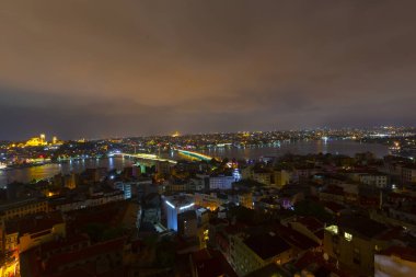 Galata Kulesi'nden Haliç'in panoramik manzarası. Galata Köprüsü ve Haliç Metro Köprüsü. İstanbul, Türkiye.