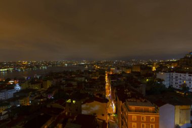 Galata Kulesi'nden Haliç'in panoramik manzarası. Galata Köprüsü ve Haliç Metro Köprüsü. İstanbul, Türkiye.
