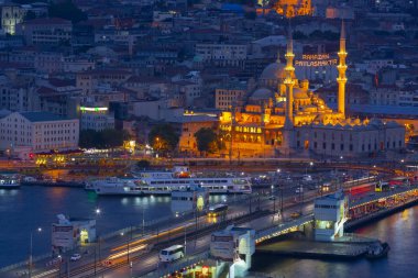 Galata Kulesi'nden Haliç'in panoramik manzarası. Galata Köprüsü ve Haliç Metro Köprüsü. İstanbul, Türkiye.