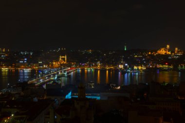 Galata Kulesi'nden Haliç'in panoramik manzarası. Galata Köprüsü ve Haliç Metro Köprüsü. İstanbul, Türkiye.