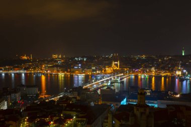 Galata Kulesi'nden Haliç'in panoramik manzarası. Galata Köprüsü ve Haliç Metro Köprüsü. İstanbul, Türkiye.