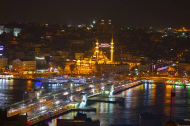 Galata Kulesi'nden Haliç'in panoramik manzarası. Galata Köprüsü ve Haliç Metro Köprüsü. İstanbul, Türkiye.