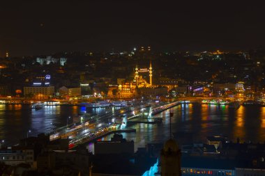 Galata Kulesi'nden Haliç'in panoramik manzarası. Galata Köprüsü ve Haliç Metro Köprüsü. İstanbul, Türkiye.