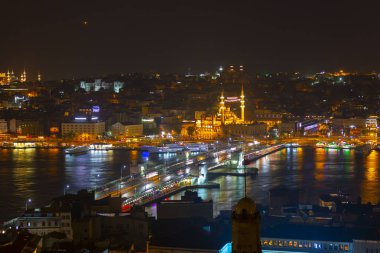 Galata Kulesi'nden Haliç'in panoramik manzarası. Galata Köprüsü ve Haliç Metro Köprüsü. İstanbul, Türkiye.