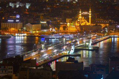 Galata Kulesi'nden Haliç'in panoramik manzarası. Galata Köprüsü ve Haliç Metro Köprüsü. İstanbul, Türkiye.