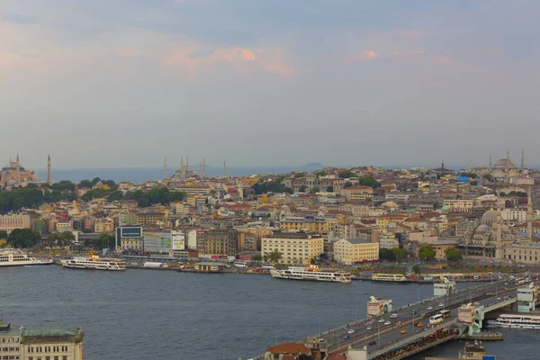 Galata Kulesi'nden Haliç'in panoramik manzarası. Galata Köprüsü ve Haliç Metro Köprüsü. İstanbul, Türkiye.