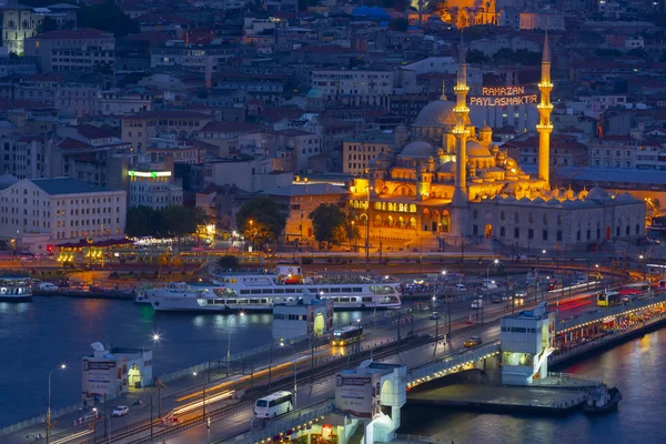 Galata Kulesi'nden Haliç'in panoramik manzarası. Galata Köprüsü ve Haliç Metro Köprüsü. İstanbul, Türkiye.