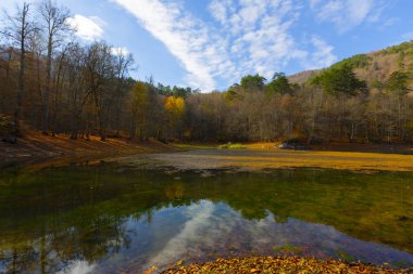 Yedigoller Park Bolu, Türkiye 'de sonbahar manzarası (yedi göl)