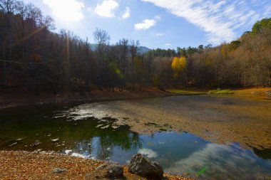 Yedigoller Park Bolu, Türkiye 'de sonbahar manzarası (yedi göl)