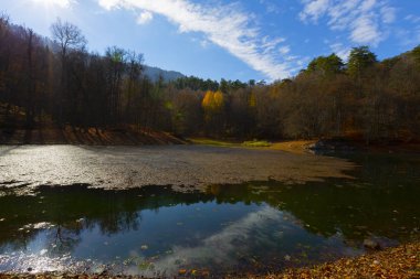 Yedigoller Park Bolu, Türkiye 'de sonbahar manzarası (yedi göl)