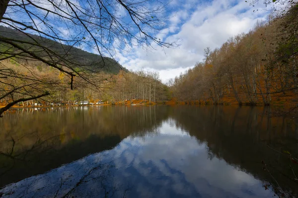 Yedigoller Park Bolu, Türkiye 'de sonbahar manzarası (yedi göl)