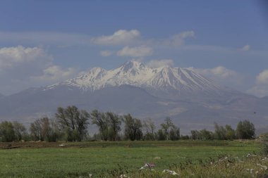 Volkanik dağ Erciyes ve Kayseri tarım arazileri panaromik - Kayseri Türkiye