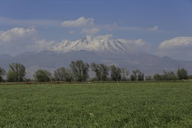 Volkanik dağ Erciyes ve Kayseri tarım arazileri panaromik - Kayseri Türkiye