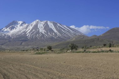 Volkanik dağ Erciyes ve Kayseri tarım arazileri panaromik - Kayseri Türkiye