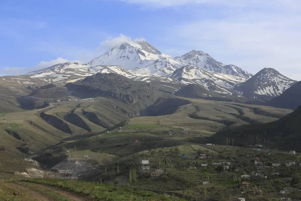 火山山埃尔西耶斯和凯塞里农田帕纳罗米奇 凯塞里土耳其 — 图库照片