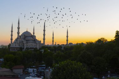 İstanbul'daki Sultanahmet Camii. (Sultanahmet Camii). Cami, Ramazan için özel olarak Mahya ile dekore edilmiştir. Mahya'ya şöyle yazar: 
