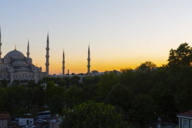 İstanbul'daki Sultanahmet Camii. (Sultanahmet Camii). Cami, Ramazan için özel olarak Mahya ile dekore edilmiştir. Mahya'ya şöyle yazar: 
