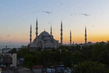 İstanbul'daki Sultanahmet Camii. (Sultanahmet Camii). Cami, Ramazan için özel olarak Mahya ile dekore edilmiştir. Mahya'ya şöyle yazar: 