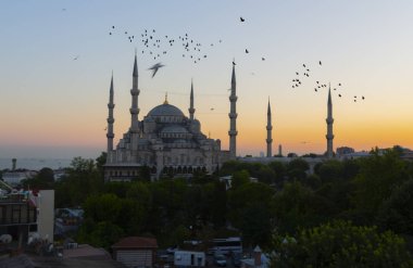 İstanbul'daki Sultanahmet Camii. (Sultanahmet Camii). Cami, Ramazan için özel olarak Mahya ile dekore edilmiştir. Mahya'ya şöyle yazar: 