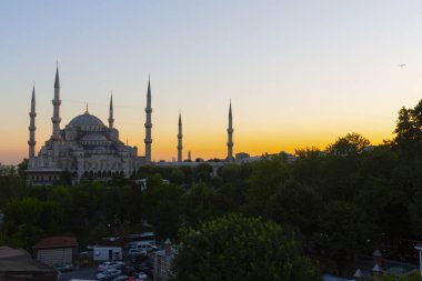 İstanbul'daki Sultanahmet Camii. (Sultanahmet Camii). Cami, Ramazan için özel olarak Mahya ile dekore edilmiştir. Mahya'ya şöyle yazar: 