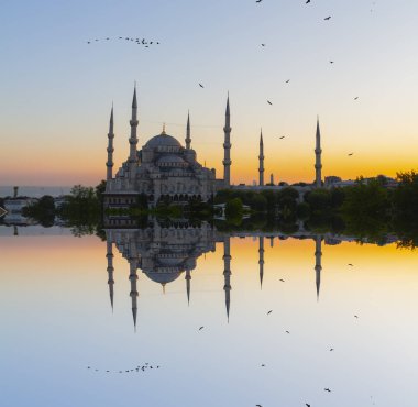 İstanbul'daki Sultanahmet Camii. (Sultanahmet Camii). Cami, Ramazan için özel olarak Mahya ile dekore edilmiştir. Mahya'ya şöyle yazar: 