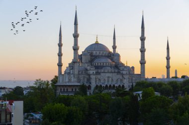 İstanbul'daki Sultanahmet Camii. (Sultanahmet Camii). Cami, Ramazan için özel olarak Mahya ile dekore edilmiştir. Mahya'ya şöyle yazar: 