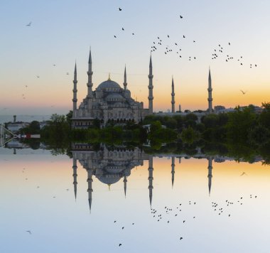 İstanbul'daki Sultanahmet Camii. (Sultanahmet Camii). Cami, Ramazan için özel olarak Mahya ile dekore edilmiştir. Mahya'ya şöyle yazar: 