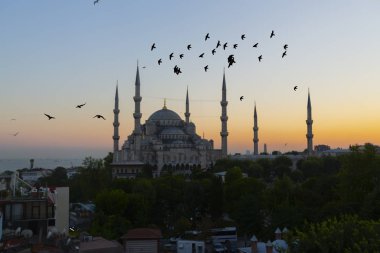 İstanbul'daki Sultanahmet Camii. (Sultanahmet Camii). Cami, Ramazan için özel olarak Mahya ile dekore edilmiştir. Mahya'ya şöyle yazar: 