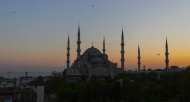 İstanbul'daki Sultanahmet Camii. (Sultanahmet Camii). Cami, Ramazan için özel olarak Mahya ile dekore edilmiştir. Mahya'ya şöyle yazar: 