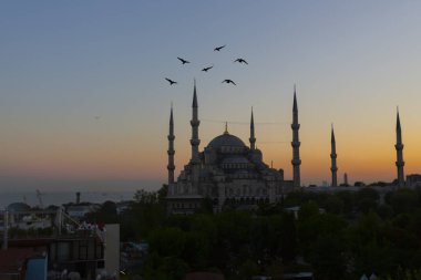 İstanbul'daki Sultanahmet Camii. (Sultanahmet Camii). Cami, Ramazan için özel olarak Mahya ile dekore edilmiştir. Mahya'ya şöyle yazar: 