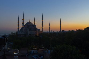 İstanbul'daki Sultanahmet Camii. (Sultanahmet Camii). Cami, Ramazan için özel olarak Mahya ile dekore edilmiştir. Mahya'ya şöyle yazar: 