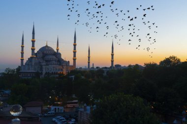 İstanbul'daki Sultanahmet Camii. (Sultanahmet Camii). Cami, Ramazan için özel olarak Mahya ile dekore edilmiştir. Mahya'ya şöyle yazar: 