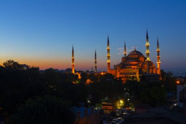 İstanbul'daki Sultanahmet Camii. (Sultanahmet Camii). Cami, Ramazan için özel olarak Mahya ile dekore edilmiştir. Mahya'ya şöyle yazar: 