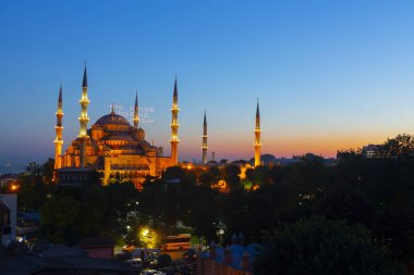 İstanbul'daki Sultanahmet Camii. (Sultanahmet Camii). Cami, Ramazan için özel olarak Mahya ile dekore edilmiştir. Mahya'ya şöyle yazar: 