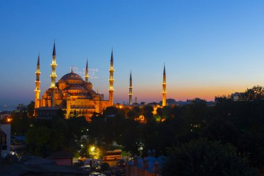 İstanbul'daki Sultanahmet Camii. (Sultanahmet Camii). Cami, Ramazan için özel olarak Mahya ile dekore edilmiştir. Mahya'ya şöyle yazar: 