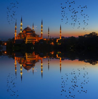 İstanbul'daki Sultanahmet Camii. (Sultanahmet Camii). Cami, Ramazan için özel olarak Mahya ile dekore edilmiştir. Mahya'ya şöyle yazar: 